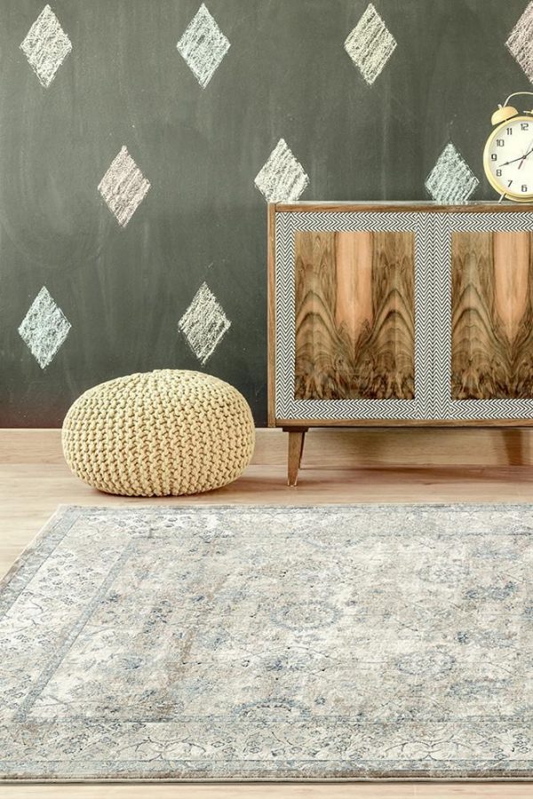 Beautifully Constructed Classical Traditional Cream Rug