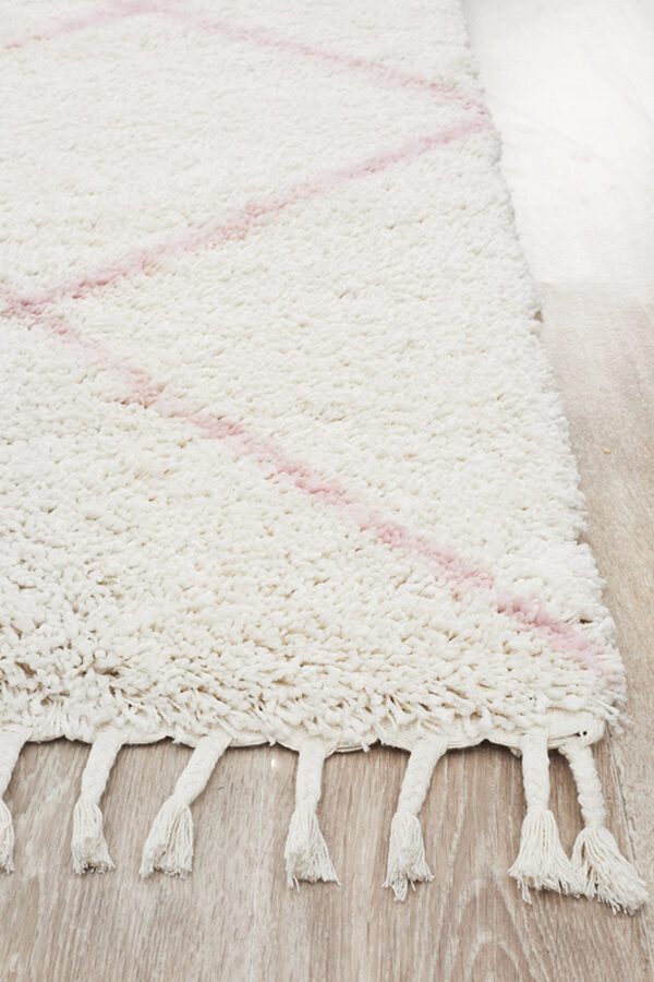 Sturdy High Pile Rug Corner Fringe Edging