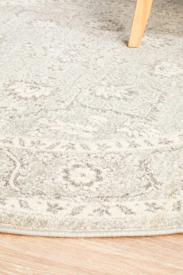 Traditional Flower Style Rug Side of Round